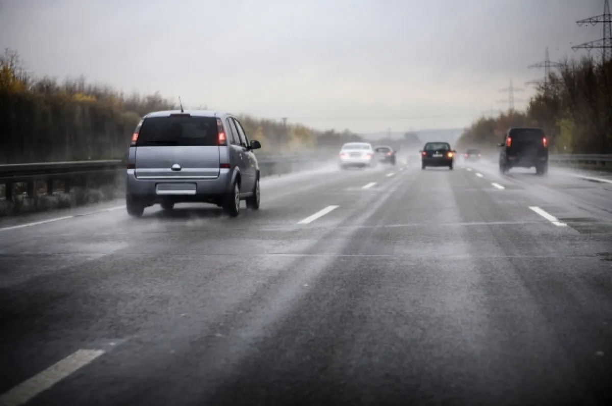 Automobilio stabdymas ant šlapio asfalto