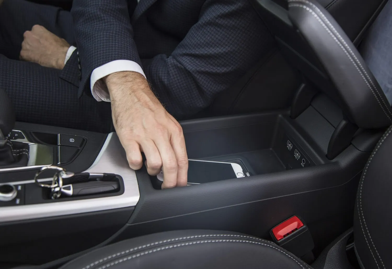 Bevielis įkroviklis automobiliuose