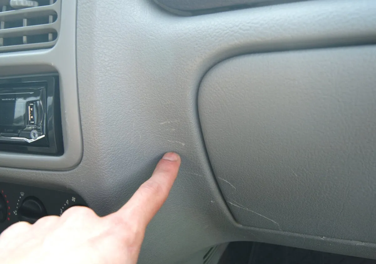 Plastiko įbrėžimai automobilio salone