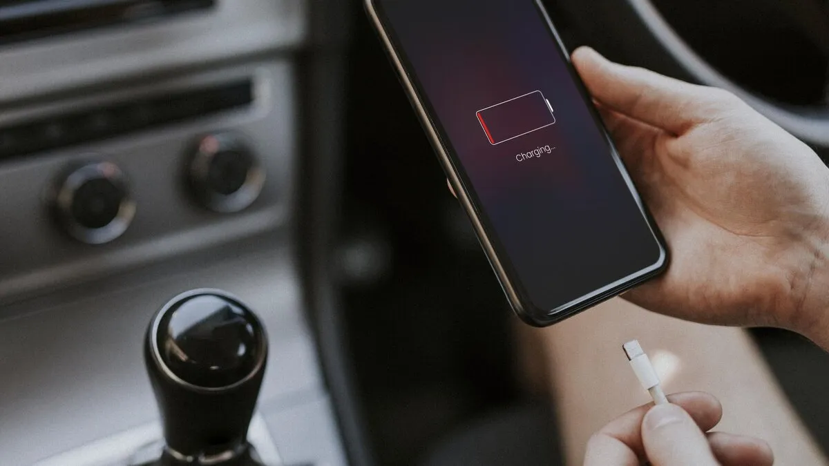 Telefono įkroviklis automobilyje