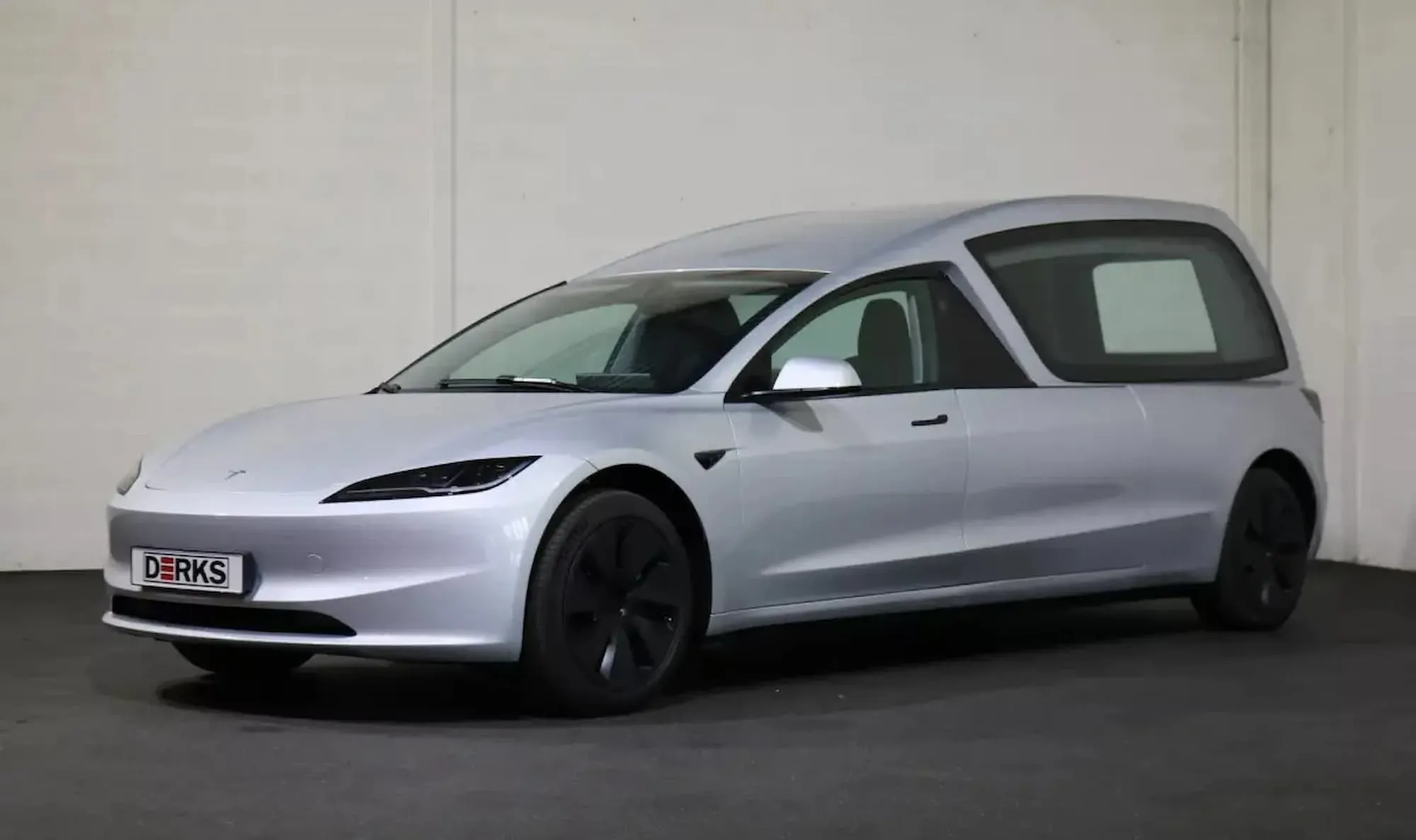 Tesla Model 3 katafalkas 2