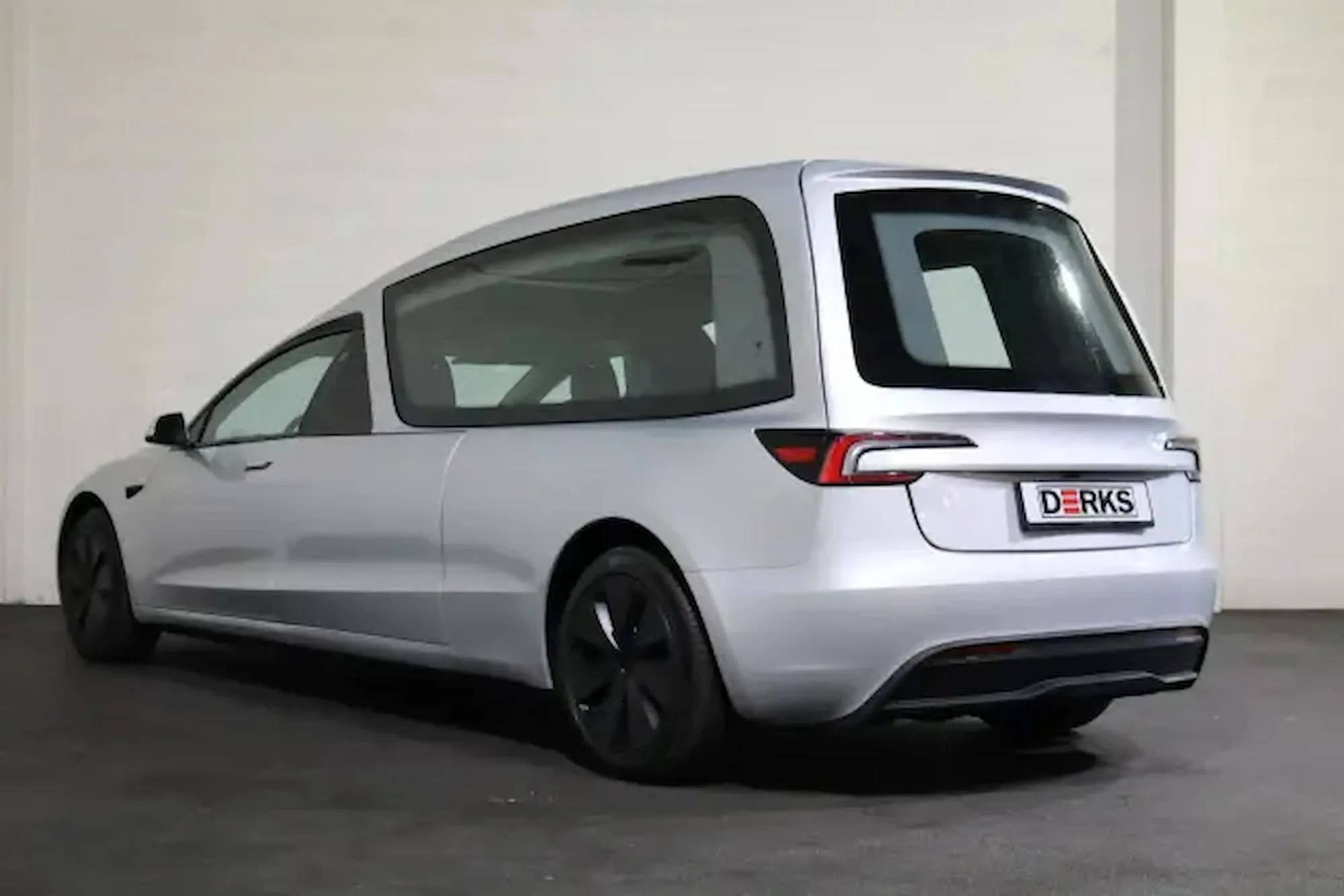 Tesla Model 3 katafalkas 3