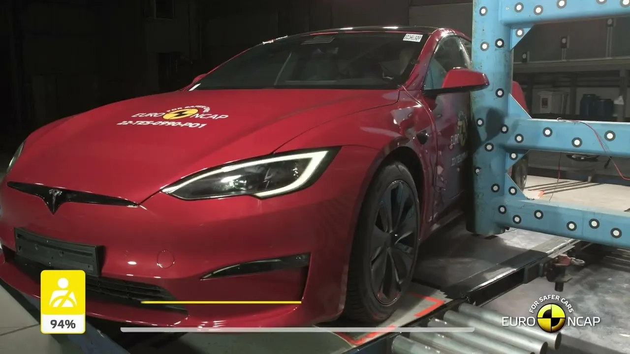 Tesla Model S susidūrimo testai