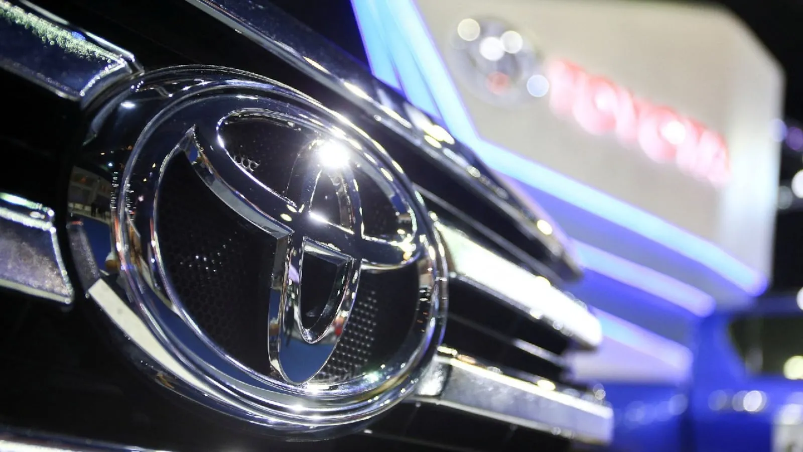 Toyota, Honda ir Mazda stabdo gamyklas