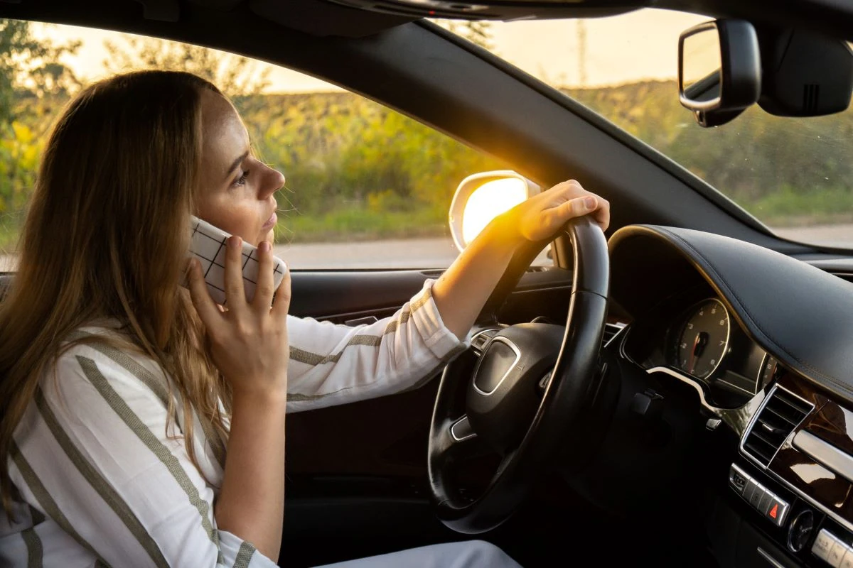 KET pažeidimas - kalbėjimas telefonu vairuojant