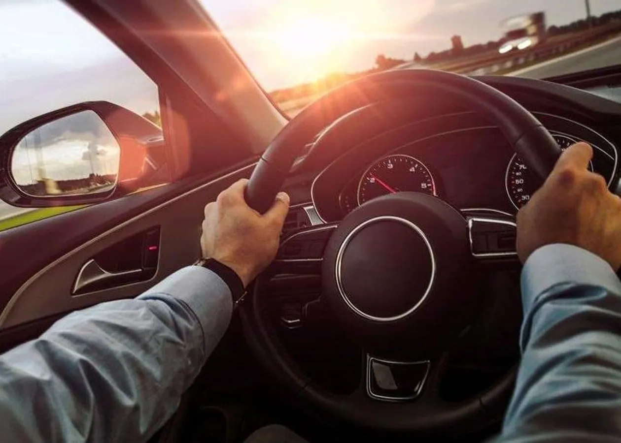 Kaip teisingai laikyti automobilio vairą