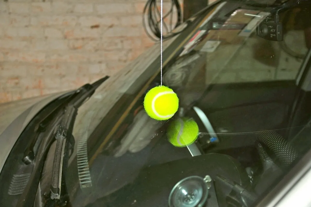 Teniso kamuoliukas statant automobilį