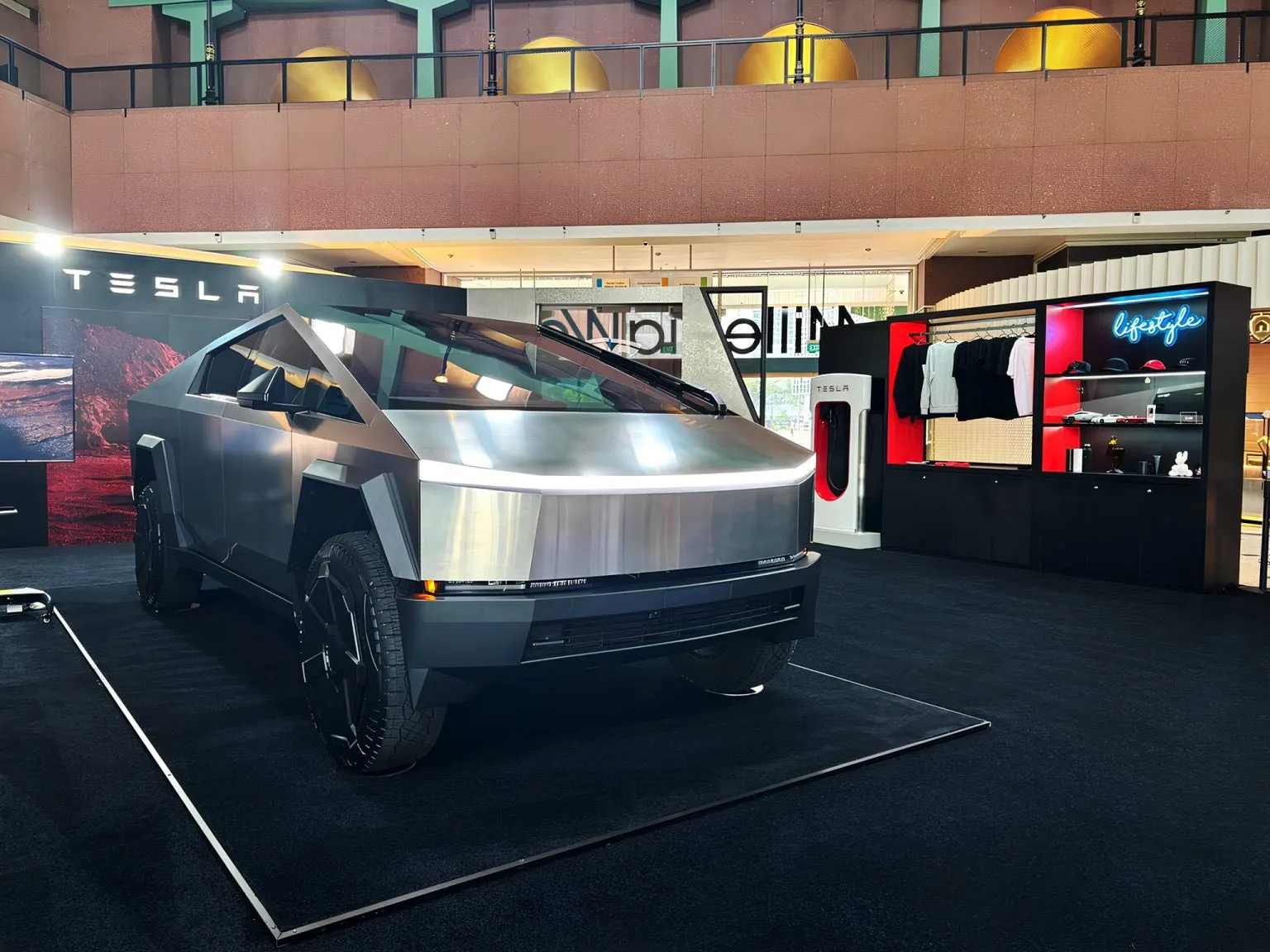 Tesla Paryžiaus parodoje