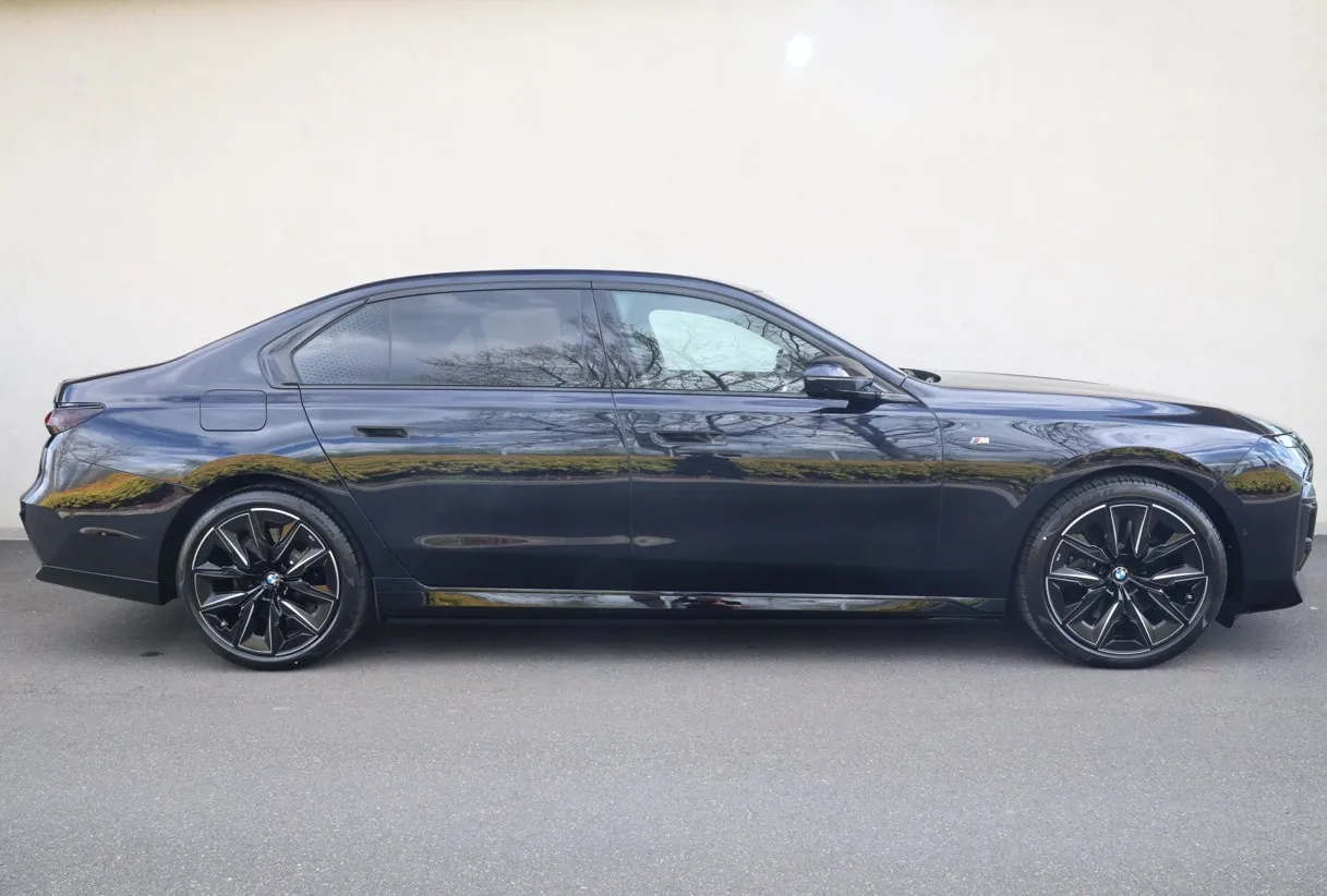 750e xDrive automobilis