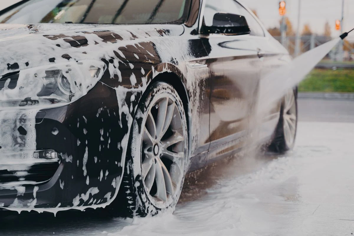 Patarimai plaunant automobilį savitarnoje
