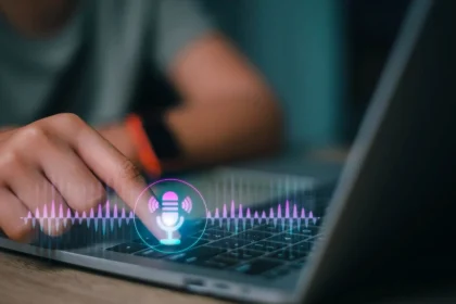 DI technologijos leidžia sukčiams kurti netikrus balso pranešimus