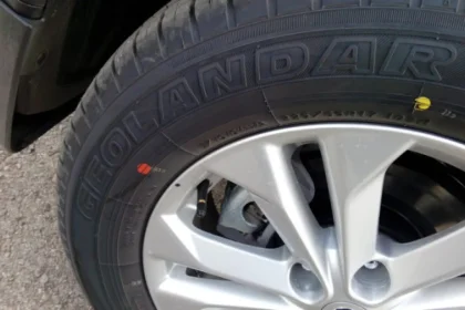 Ką reiškia raudoni ir geltoni taškai ant automobilio padangų