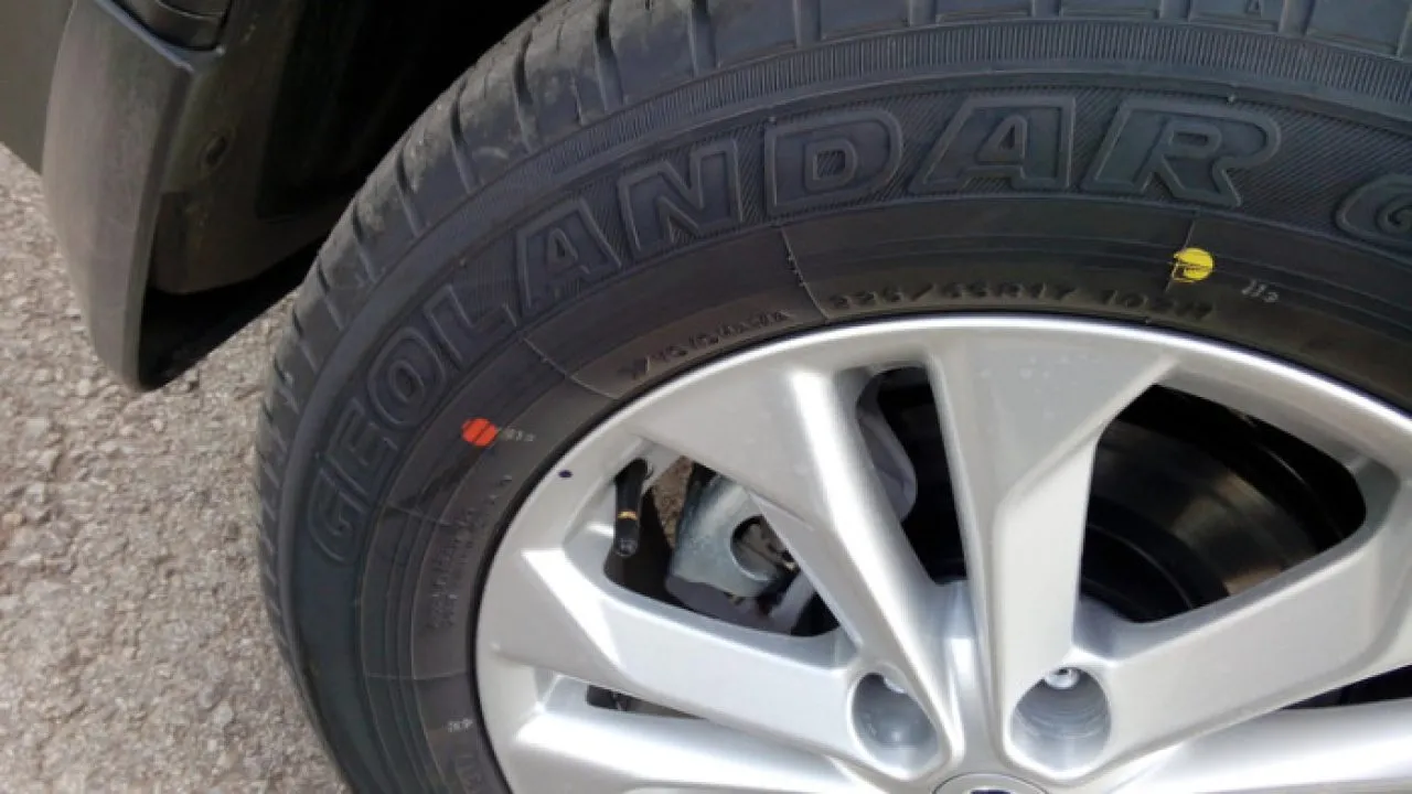 Ką reiškia raudoni ir geltoni taškai ant automobilio padangų