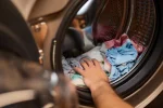 Kodėl naujus rūbus reikia išskalbti