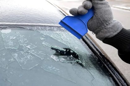 Ledo šalinimas nuo automobilio stiklo