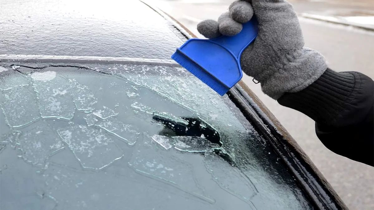 Ledo šalinimas nuo automobilio stiklo
