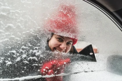 Ledo valymas nuo automobilio stiklo
