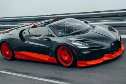 Nauji greičio rekordai. „Bugatti“ kabrioletas pasiekė 453,9 km/val. (VIDEO)