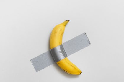 Prie sienos priklijuotas bananas