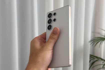 Samsung Galaxy S25 Ultra maketas rankose 3