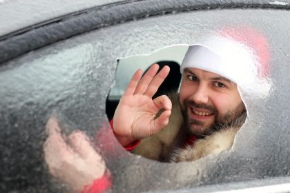 Apšalę automobilio langai