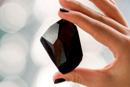 Iš kosmoso į Žemę nukrito tamsus deimantas. Tai daugiau nei 2,6 milijardo metų senumo | Sotheby's nuotr.