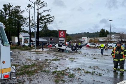 JAV užklupo tornadai ir sniego audros