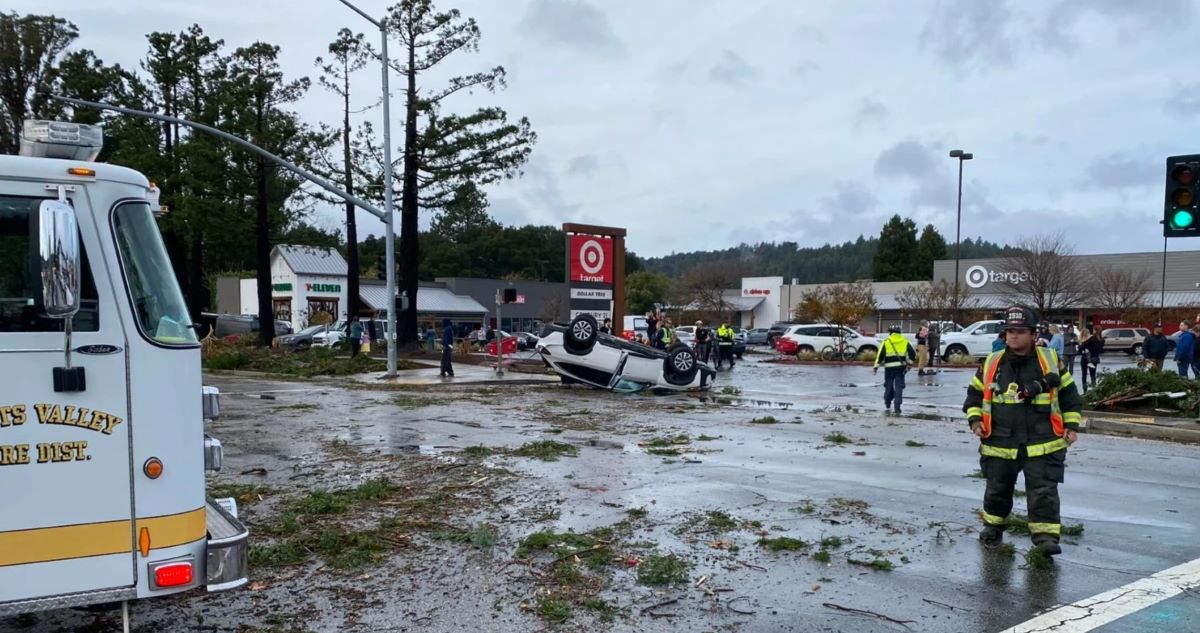 JAV užklupo tornadai ir sniego audros