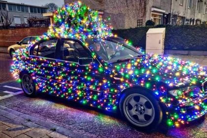 Kalėdiškai papuoštas automobilis