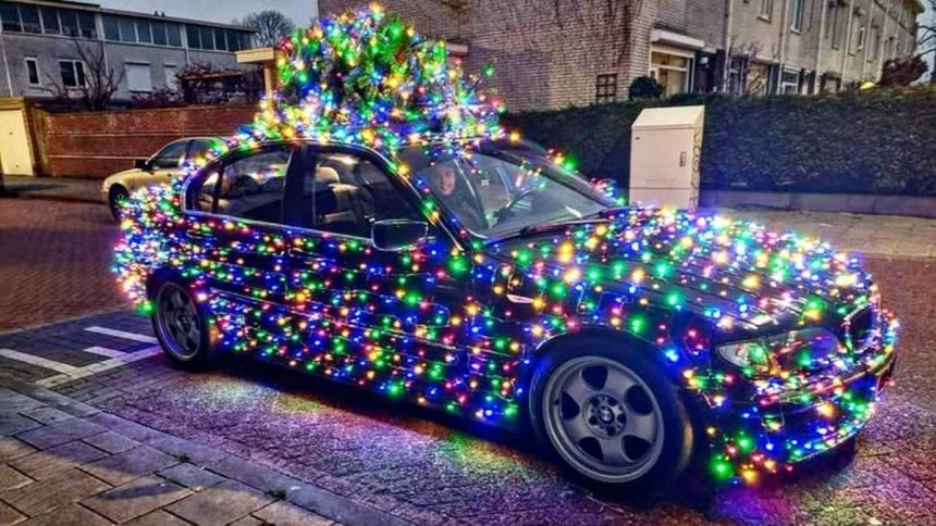 Kalėdiškai papuoštas automobilis