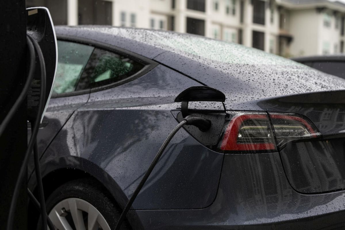 Kraunamas Tesla elektromobilis