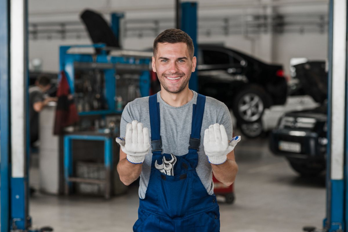 Mechanikas pasiruošęs remontuoti automobilį