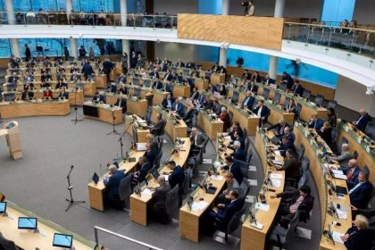Naujasis Seimas priėmė 2025 metų biudžetą | Stop kadras iš po sėdžio