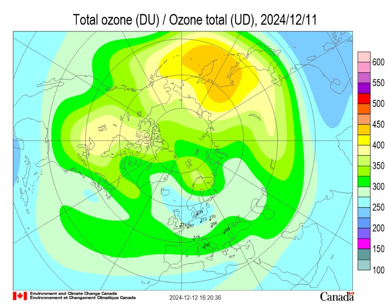 Ozono sluoksnio storis (DU vienetais) šiauriniame pusrutulyje 2024 m. gruodžio 11 dieną. Šaltinis: pasaulinis ozono ir ultravioletinės Saulės spinduliuotės duomenų centras (WOUDC)