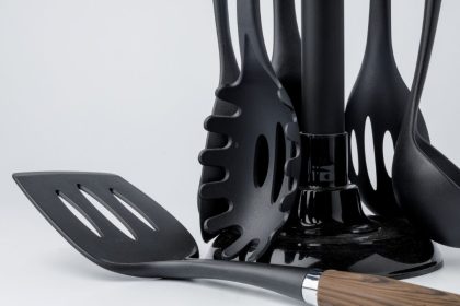 Plastikiniai juodos spalvos įrankiai
