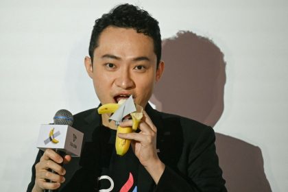 Kinijos verslininkas suvalgė bananą, kurį nusipirko už daugiau nei 6 mln. dolerių | East News nuotr.