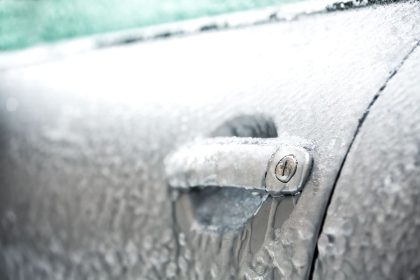 Užšalusi automobilio spyna