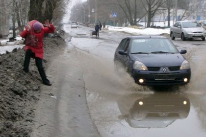 Vairuotojas aptaško žmogų