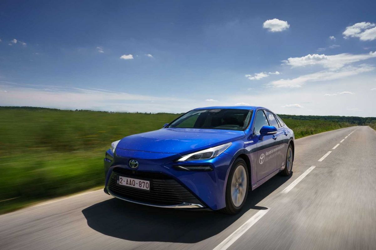 „Toyota“ labai sunkiai parduoda savo vandenilinius automobilius