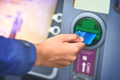Dedama kortelė į bankomatą