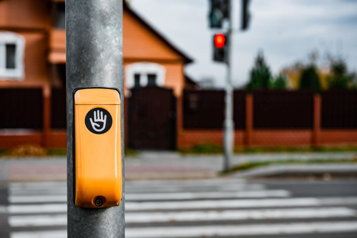 Geltonos dėžutės įjungti žalią šviesoforo signalą