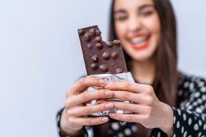 Juodasis šokoladas su riešutais