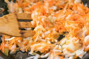 Ką kepti pirmiau, morkas ar svogūnus