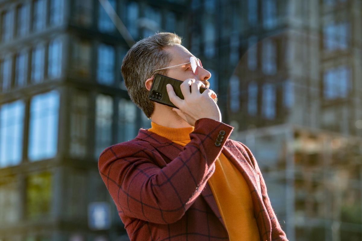 Kalbėjimas telefonu gatvėje