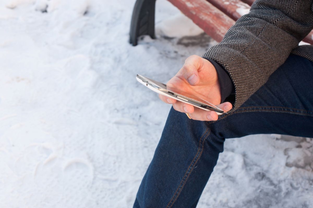 Kodėl šaltyje telefonas stringa