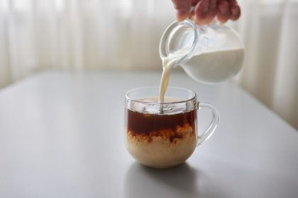 Kodėl žmonės geria arbatą su pienu?