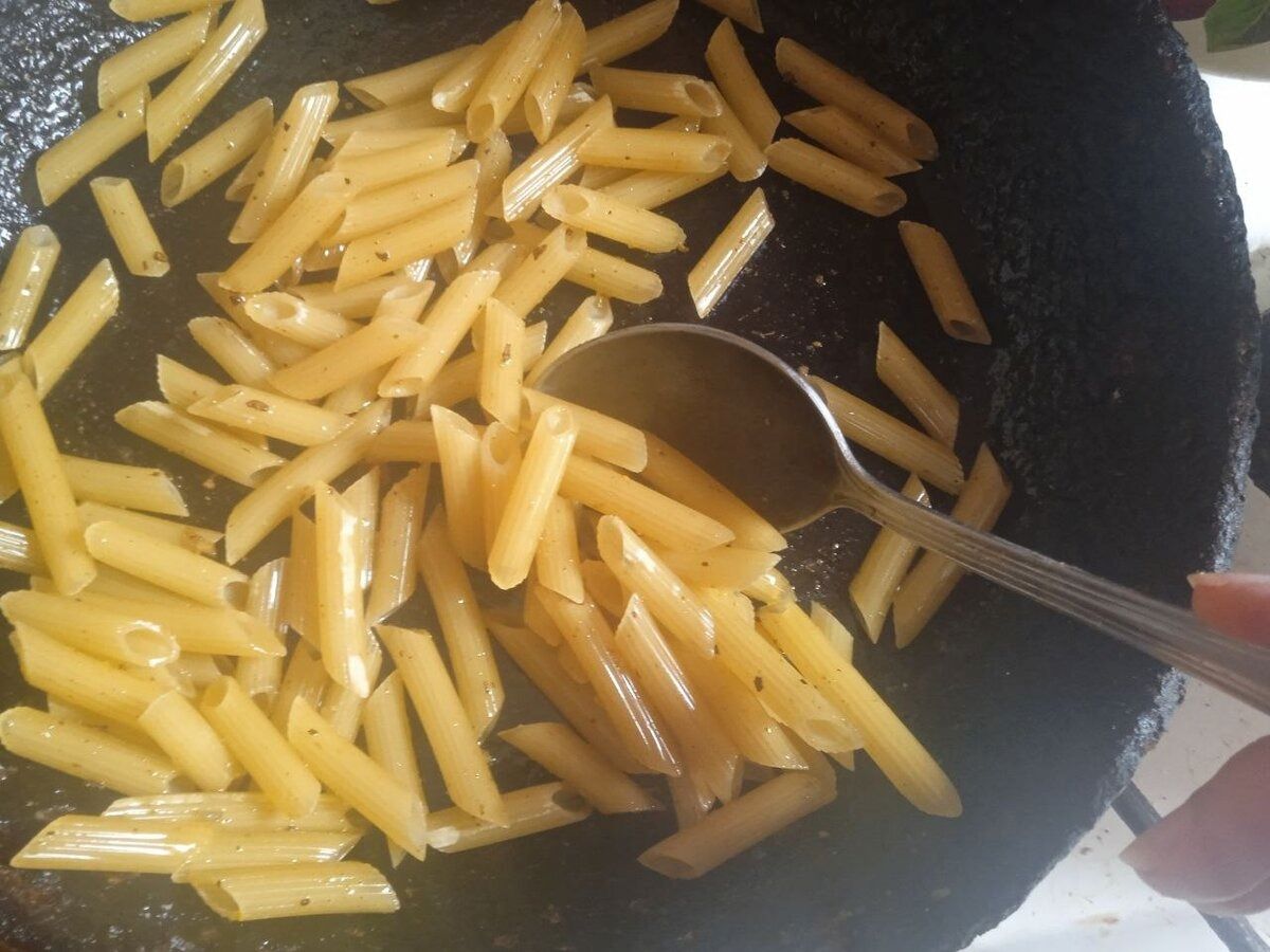 Makaronų apkepimas prieš virimą