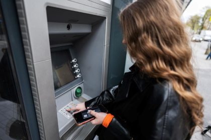 PIN kodo suvedimas bankomate