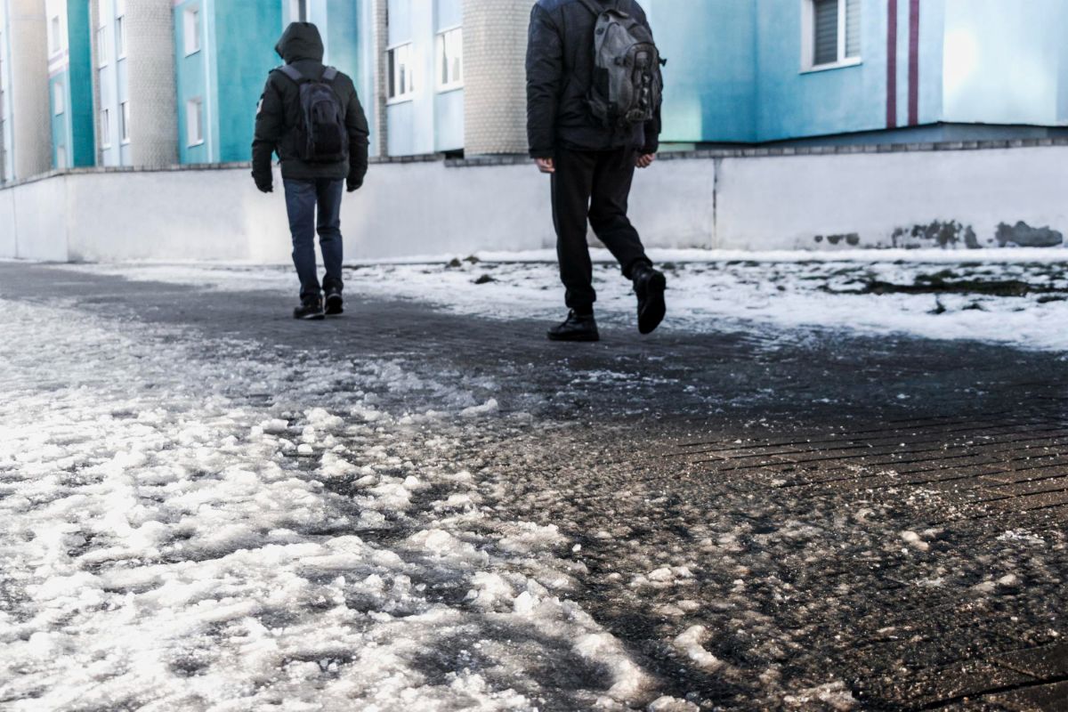 Slidūs šaligatviai, ką barstyti