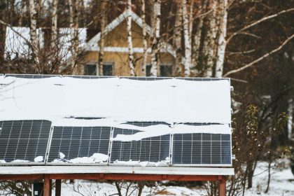 Sniego valymas nuo saulės modulių